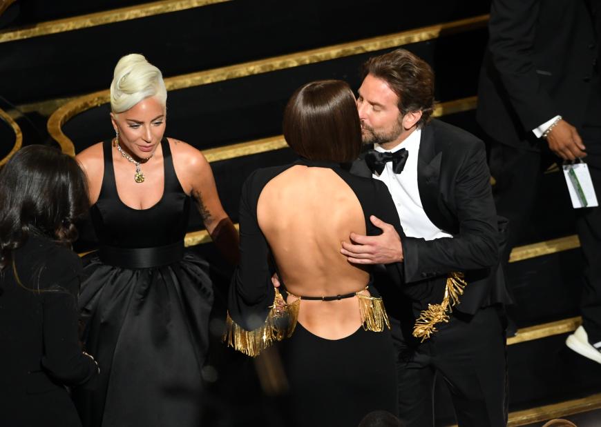 Nach der Performance küsste Bradley Cooper demonstrativ seine Freundin Irina Shayk. Doch die bösen Gerüchte kann das nicht vertreiben.