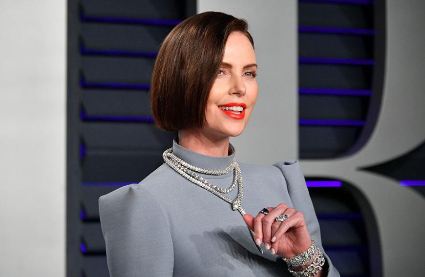 Charlize überraschte bei der Verleihung mit dunklen Haaren und roten Lippen ...