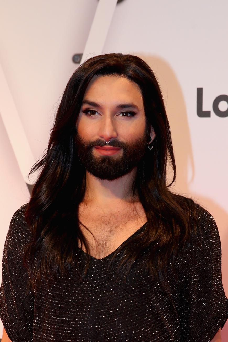 So wurde Conchita Wurst berühmt: Dunkle Wallemähne und Vollbart.
