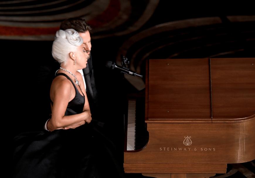Über diesen Auftritt tuschelt die ganze Welt. Lady Gaga und Bradley Cooper performen das Duett „Shallow“ und wirken wie ein Liebespaar. Wirklich alles nur Show?