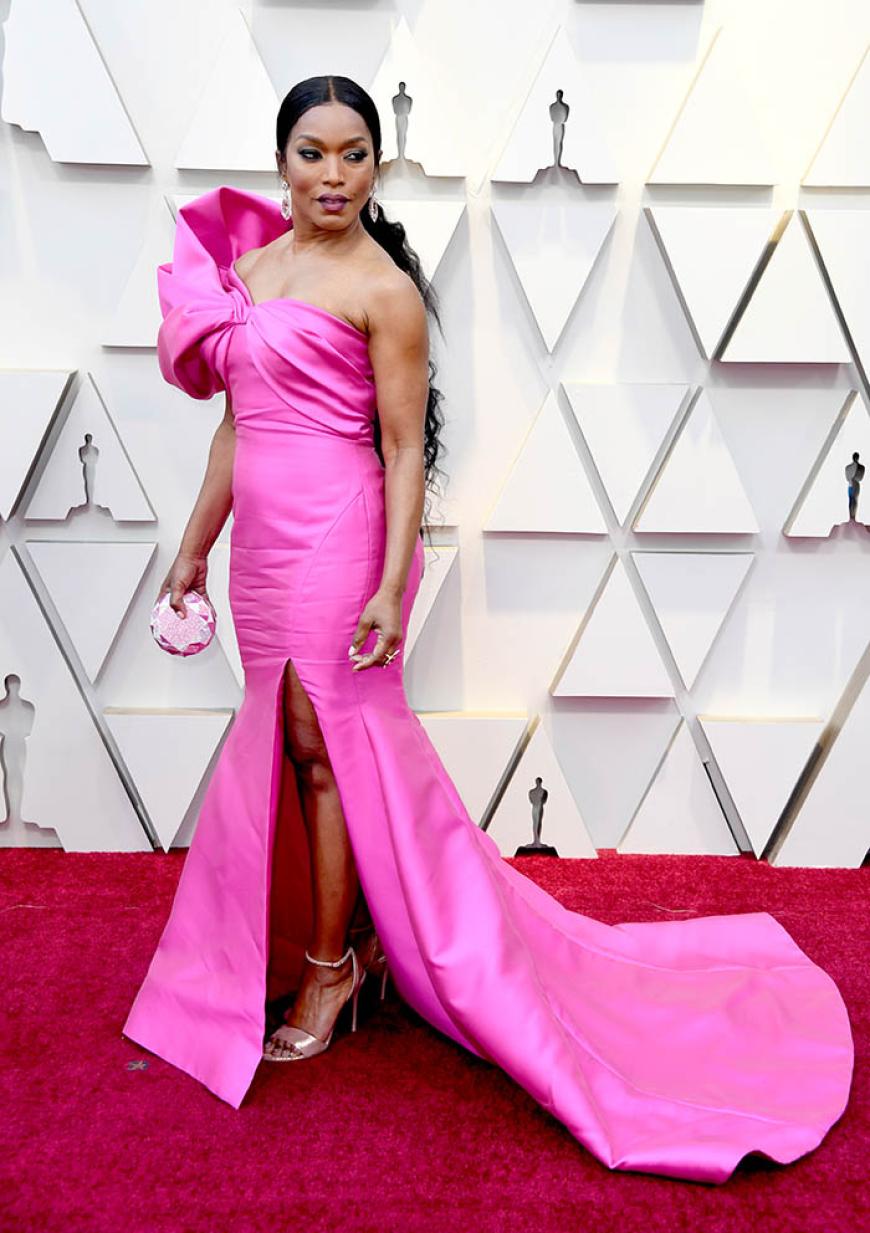 Auch Angela Bassett entschied sich für eine Robe in Pink.