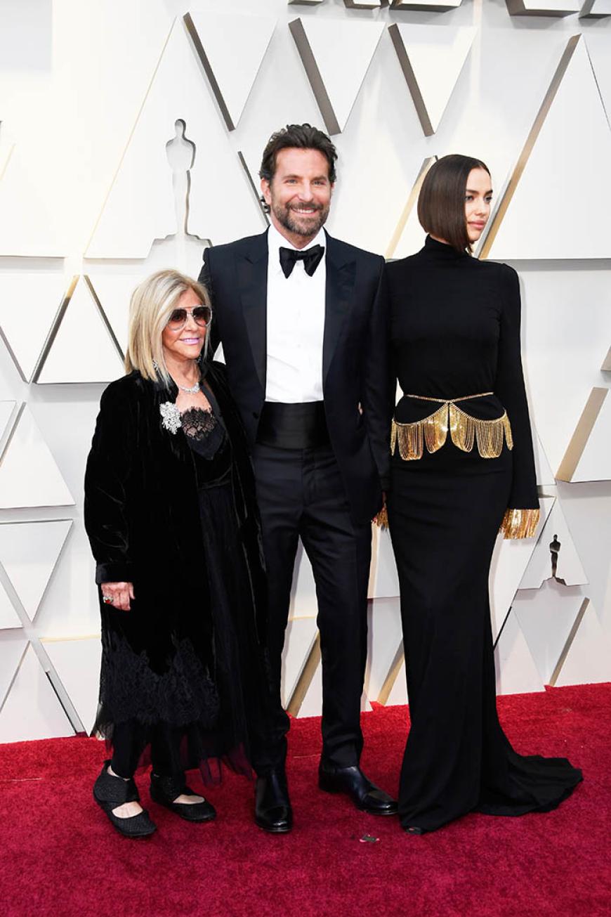 Bradely Cooper lief gemeinsam mit Mutter Gloria Campano und Freundin Irina Shayk über den Red Carpet. Da ahnte Irina noch nichts von Bradleys späteren Turteleien ...