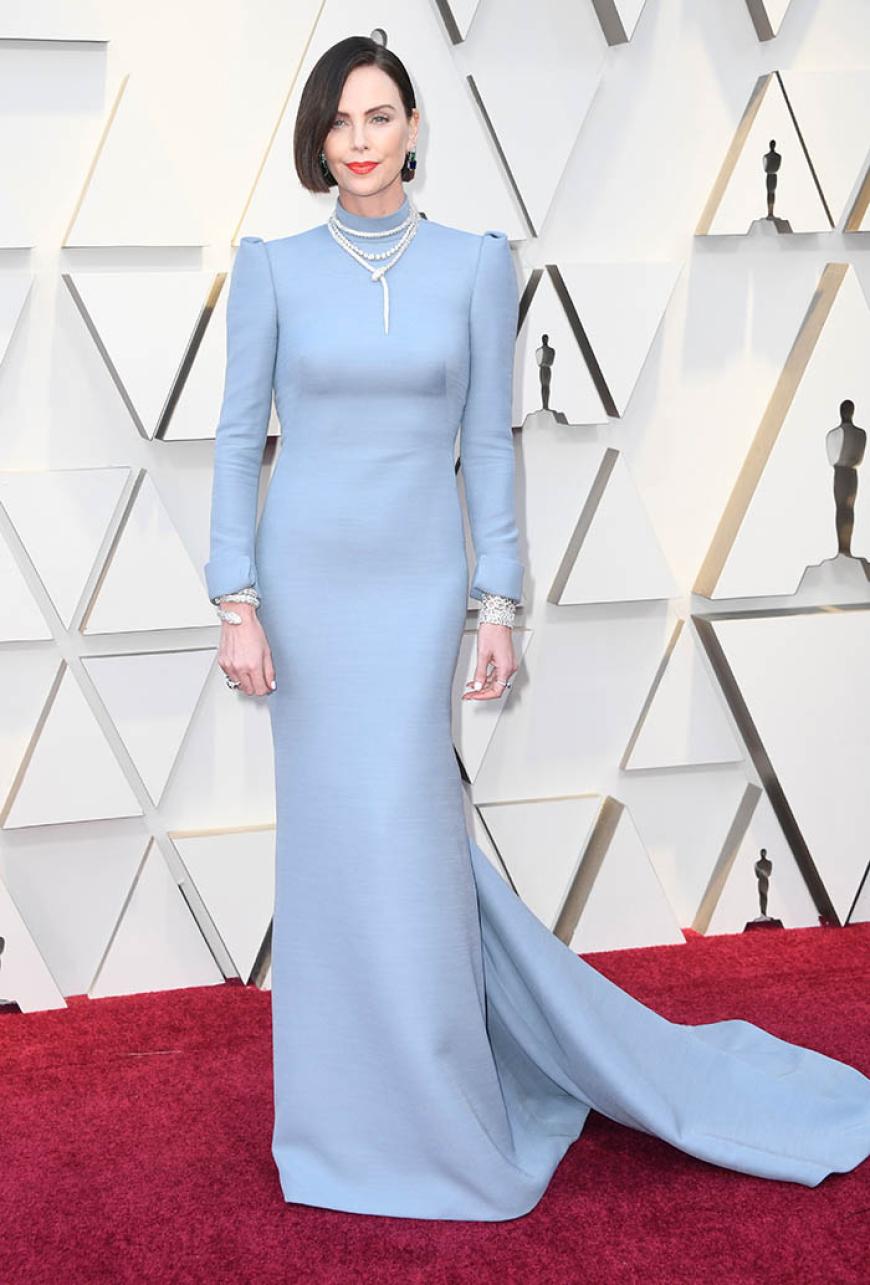 Nachdem kürzlich die News publik wurde, dass Charlize Theron die neue Frau an der Seite von Brad Pitt sein soll, erschien sie nun im Angelina-Jolie-Look auf dem Roten Teppich.
