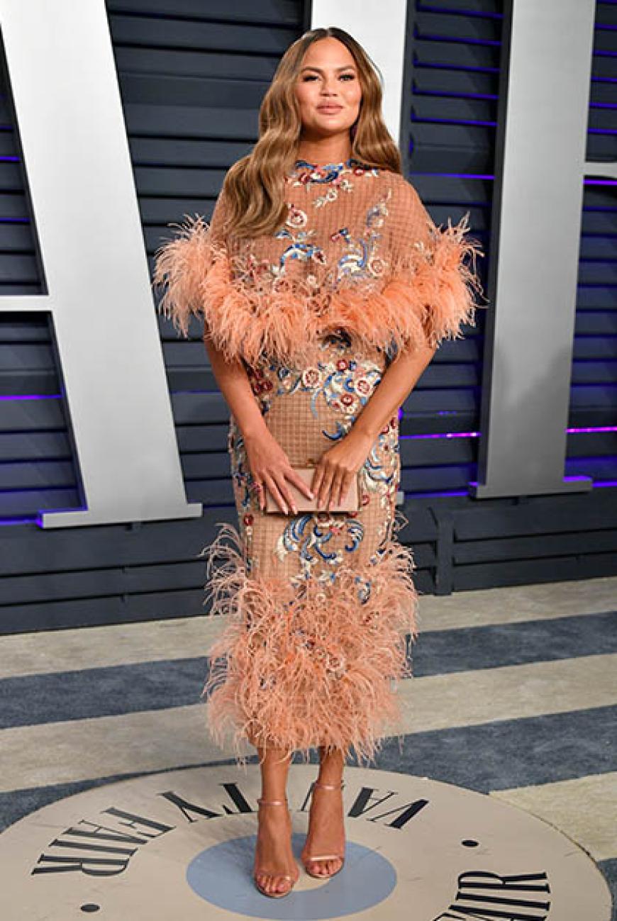 Chrissy Teigen entschied sich für einen Look mit Fernost-Touch und machte in dem engen Dress eine super Figur.