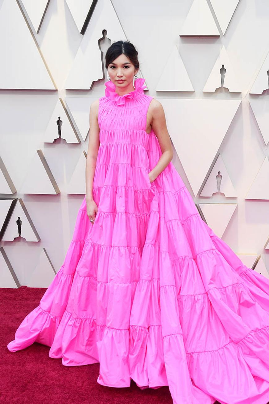 Zumindest farblich passte Gemma Chan perfekt ins Bild, doch der Look der Britin war schon ziemlich gewöhnungsbedürftig ...
