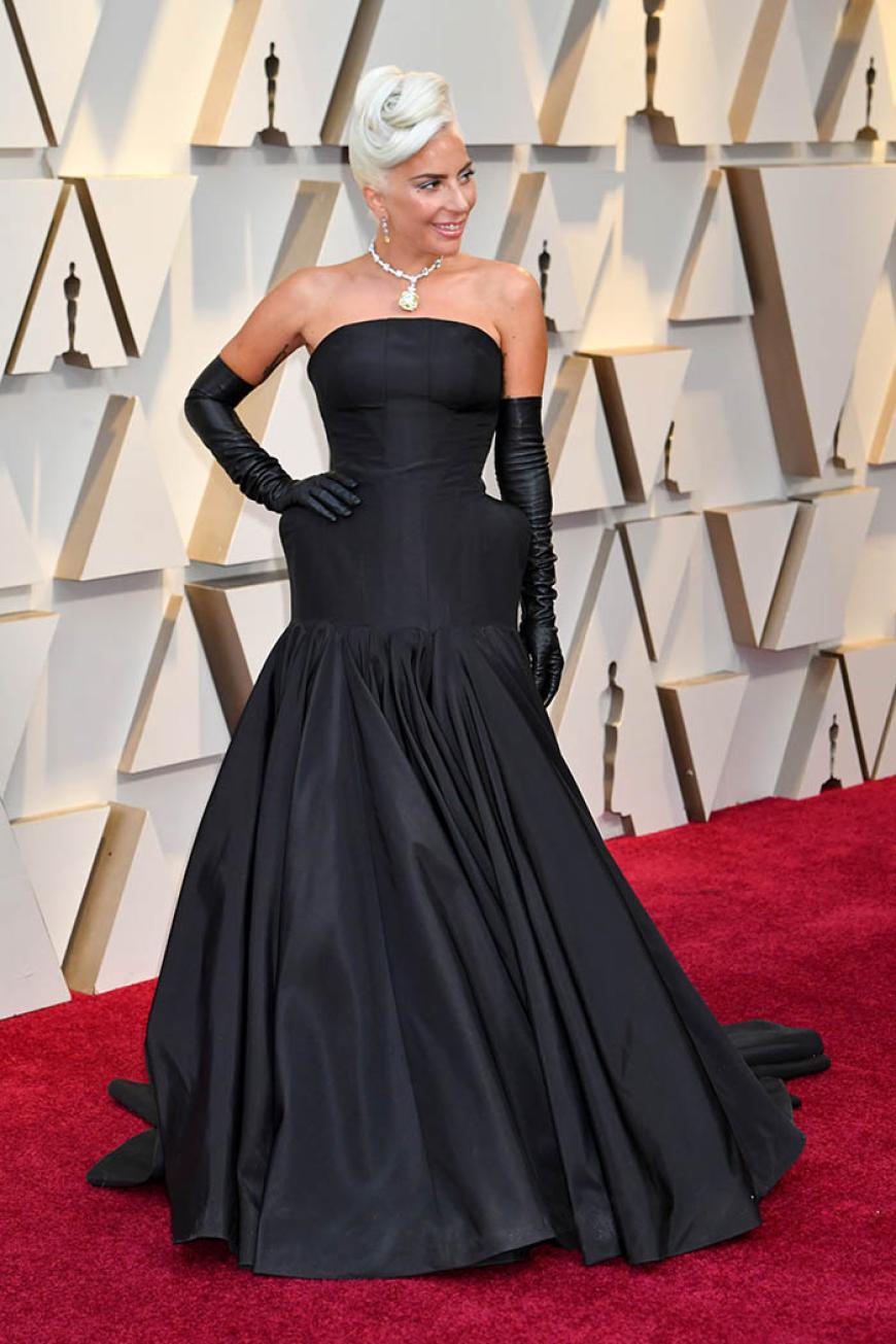 Bis auf das extravagante Hüft-Detail erschien Lady Gaga überraschend schlicht auf den Red Carpet. Haare, Make-up und das Kleid der Blondine gaben ein perfektes Gesamtbild ab.