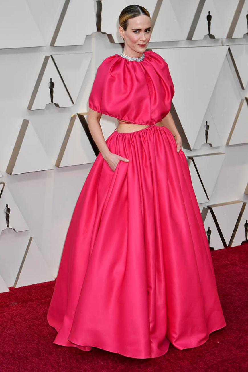 Pretty in Pink: Schauspielerin Sarah Paulson entschied sich für ein Farb-Statement mit ihrem grell-bunten Kleid.