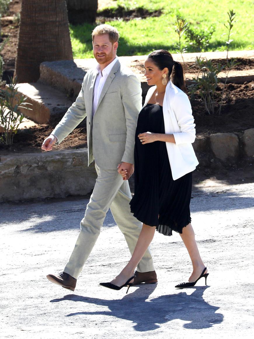 Zum zweiten Termin erschien Meghan in einem plissierten schwarzen Kleid mit weißem Jacket - schick genug für die Besichtigung der Andalusischen Gärten, wo das Herzogenpaar auch junge Unternehmer traf.