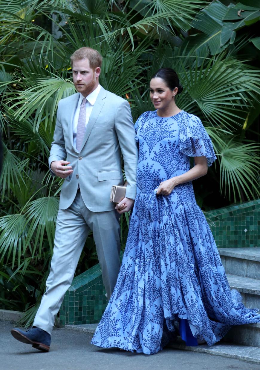Zum dritten Termin wurden Prinz Harry und seine wunderschöne Meghan von König Mohammed VI und dessen Sohn Kronprinz Moulay Hassan im königlichen Palast in Rabat empfangen. Die Duchess of Sussex trug ein luftiges, langes, blau-geblümtes Kleid von Carolina Herrera.