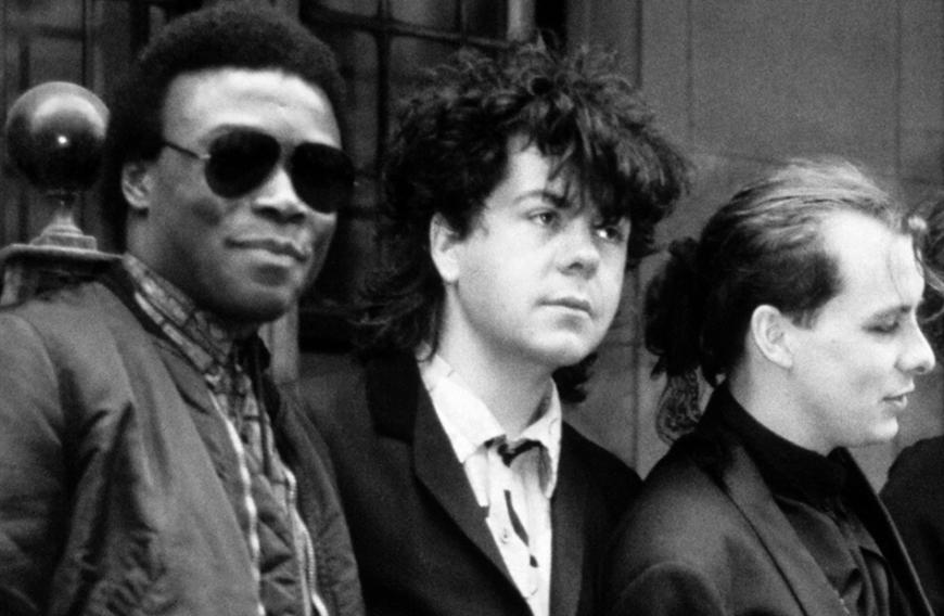 Musiker Andy Anderson (l.) ist tot. Noch vor wenigen Tagen äußerte sich der ehemalige Drummer der Band The Cure auf Facebook zu seiner Krebserkrankung: