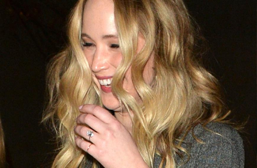 Ihr Strahlen sagt mehr als 1000 Worte: Jennifer Lawrence ist ziemlich happy. Bei dem Klunker kein Wunder ...