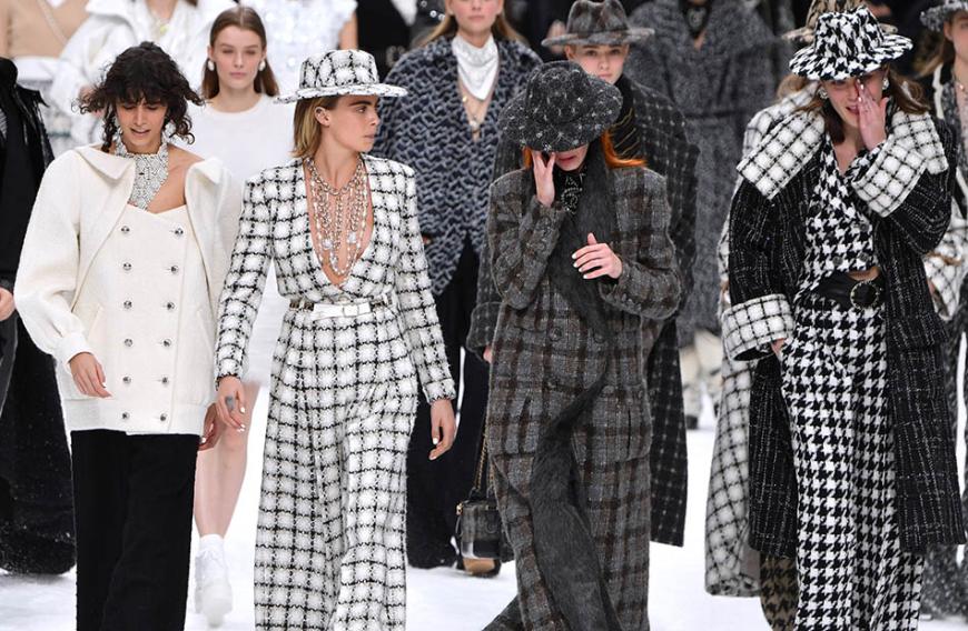 14 Tage nach seinem Ableben wurde in Paris die letzte Chanel-Kollektion des Designers präsentiert.