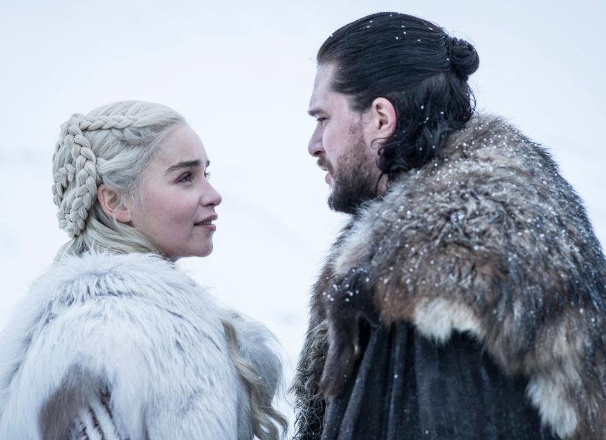 In der siebten Staffel entwickelte sich eine Beziehung zwischen Daenerys Targaryen und Jon Schnee. Nun müssen sie gemeinsam gegen die Weißen Wanderer kämpfen.