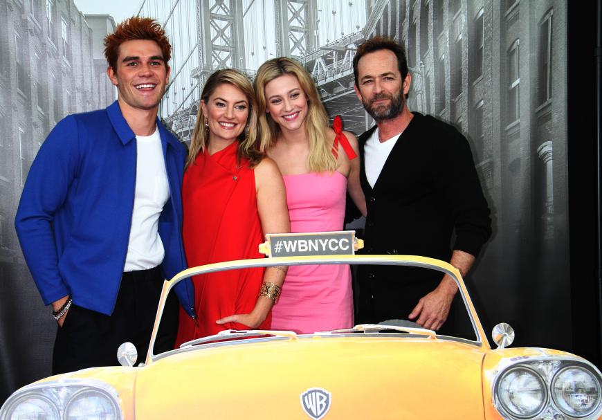 Seit 2017 spielte Luke in der Erfolgsserie „Riverdale“ an der Seite von KJ Apa (l.), Mädchen Amick und Lili Reinhard.