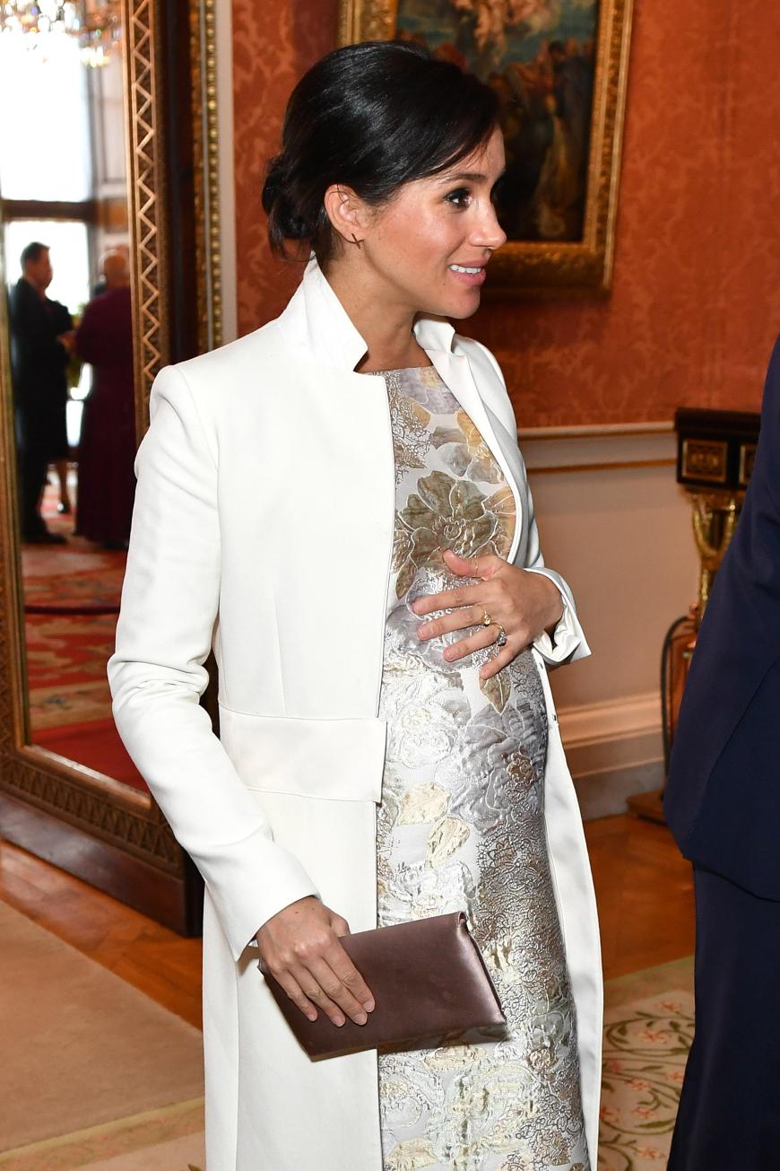 Elegant präsentierte sich Meghan auch am 5. März bei einem Termin im Buckingham Palace. Zur Feier des 50. Jahrestages der Investitur des Prince of Wales strahlte Meghan mit diesem gold-silbernen Kleid um die Wette. Ein langer, weißer Blazer rundete das Outfit der Herzogin perfekt ab.