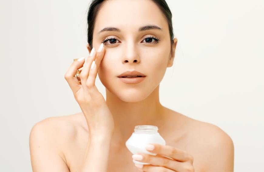 Ein Gel soll geschwollene Augen im Nu verschwinden lassen.