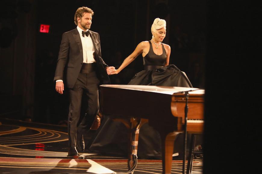 Doch wer der Vater des Kindes ist, das soll die 32-Jährige nicht verraten wollen. Aus gutem Grund? Kurz vor der Verleihung der Oscars haben Lady Gaga und Bradley angeblich längere Zeit alleine in einem Bungalow verbracht – ist er der Vater des Kindes?
