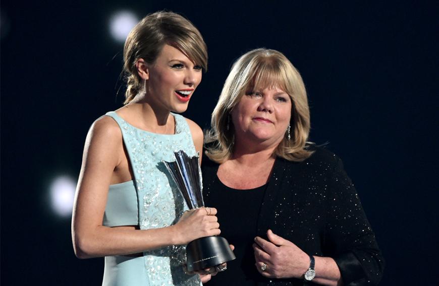 Während der "ACM Awards" 2015 überreichte Andrea Swift ihrer Tochter Taylor den Award nur wenige Wochen, nachdem ihr Krebs diagnostiziert wurde.
