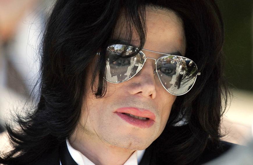 Sie berichtet unter anderem von Kindern, die halb nackt auf der Neverland Ranch rumgelaufen sein sollen. Angeblich habe sie auch regelmäßig Kinderunterwäsche aus dem Pool gefischt.