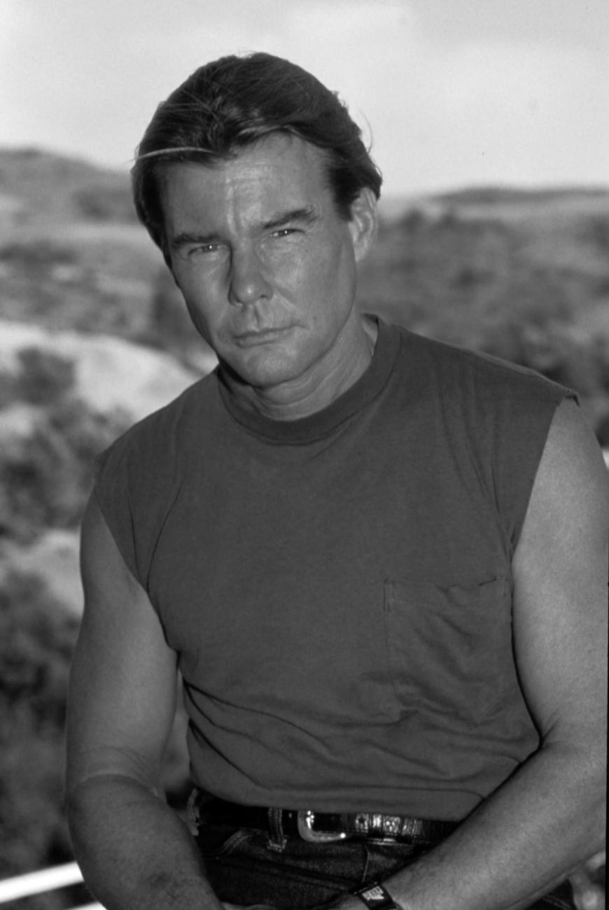 Jan Michael Vincent (†74) ist tot. Wie das Promi-Portal „TMZ“ berichtet, starb der Schauspieler bereits am 10. Februar in einem Krankenhaus in North Carolina. Todesursache laut Sterbe-Urkunde: Herzstillstand. Sein Durchbruch gelang ihm als Hubschrauberpilot Stringfellow Hawke in der US-Serie „Airwolf”, die von 1984 bis 1986 ausgestrahlt wurde. Mit 200.000 Dollar (umgerechnet rund 178.000 Euro) pro Episode war er damals der höchstbezahlte Schauspieler in Hollywood.
