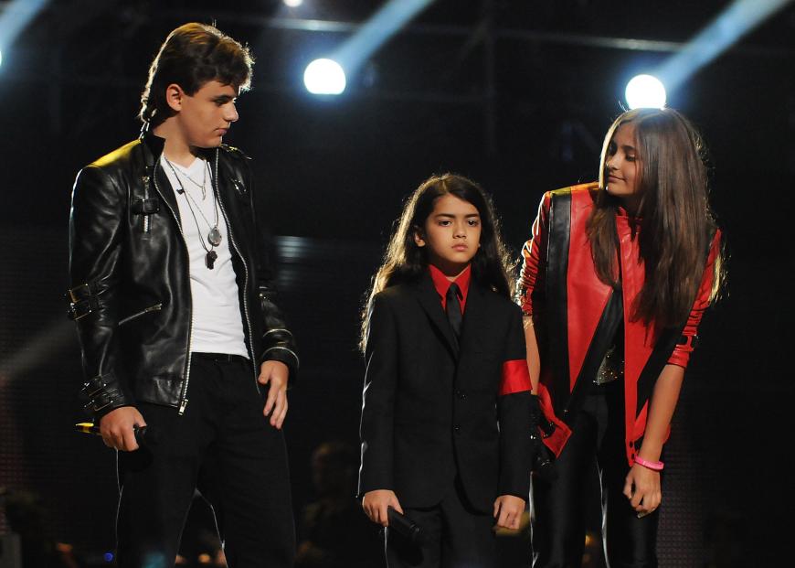 Die Kinder des King of Pops leiden sehr unter den Missbrauchsvorwürfen ihres Vater: Prince Michael (l.) soll untergetaucht sein, Blanket redet kein Wort mehr und Paris Jackson (r.) meidet jede Kamera.