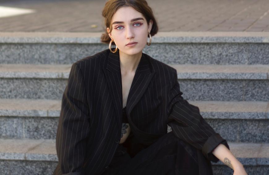 Mit einem Oversize-Modell kannst du hingegen geschickt eine breite Hüfte oder ein kleines Bäuchlein verstecken.