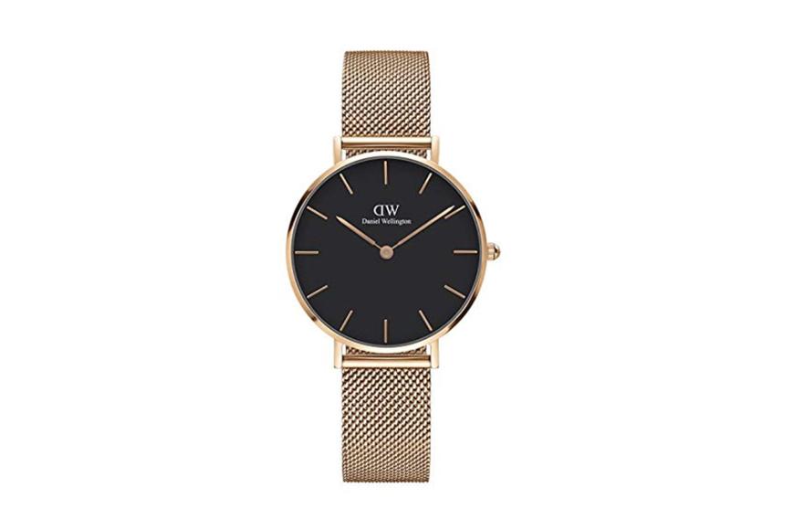 Diese schlichte Armbanduhr ist etwas ganz Besonderes, denn das tiefschwarze Ziffernblatt bildet einen schönen Kontrast zu dem goldenen Gehäuse. Du kannst diese Uhr mit vielen Kleidungstücken kombinieren, denn Schwarz passt bekanntlich zu allem: Shoppe das Modell hier für ca. 80 Euro
