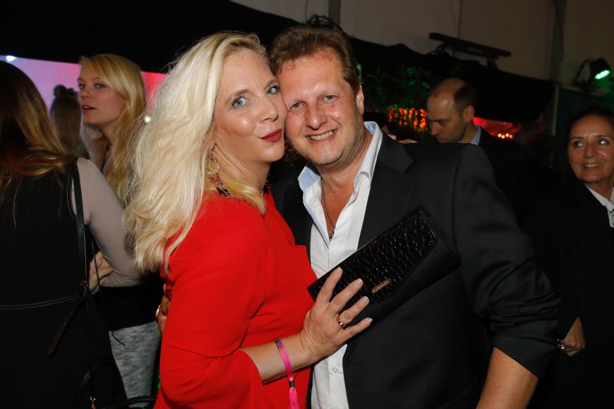 Auf der andren Seite gibt es auch einige Fans, die Daniele Büchner böse Vorwürfe machen. Sie unterstellen ihr, den Tod ihres Mannes für Geld auszuschlachten.