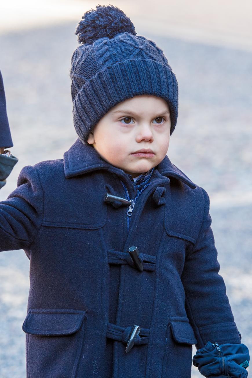 Am Namenstag von Prinzessin Victoria war Prinz Oscar in Stockholm natürlich mit von der Partie. Mit grimmiger Miene ging der Kleine neben seinen Eltern und seiner großen Schwester über das Palastgelände.