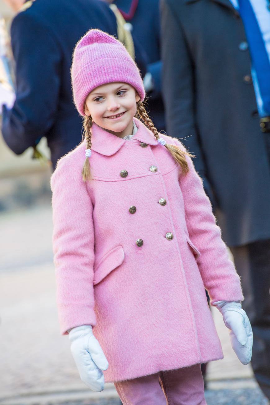 Zur Feier des Namenstages von Prinzessin Victoria verzaubert uns Prinzessin Estelle von Kopf bis Fuß in Pink am royalen Palast in Stockholm.