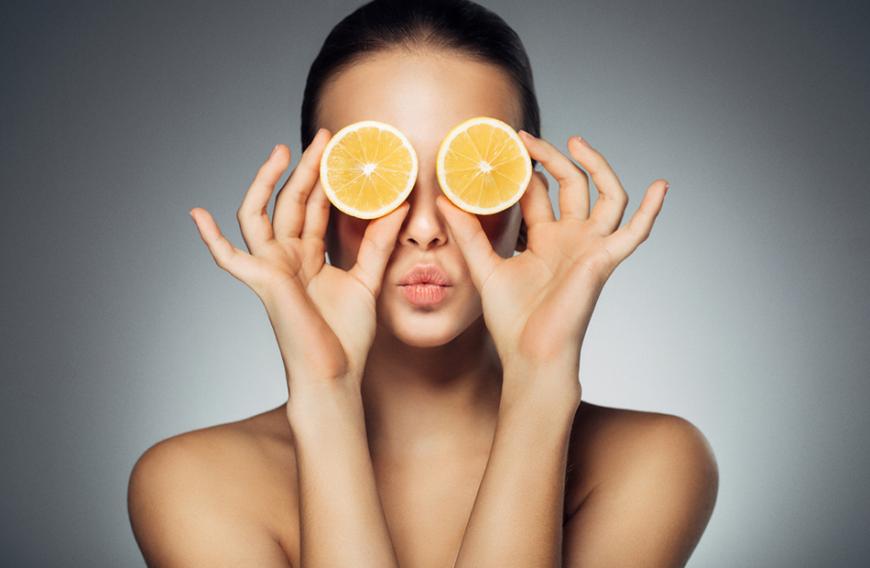 Vitamin C ist nicht nur gut für unser Immunstystem, es zaubert uns auch einen frischen, jugendlichen Teint.