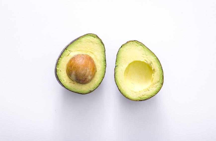 Denn in der Superfrucht stecken viele Vitamine, wie A, D und E und einfach ungesättigte Fettsäuren, die dein Körper braucht.