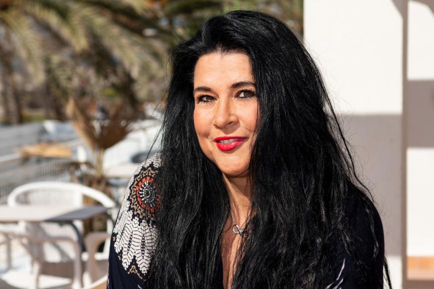 Iris Klein steht zwischen den Stühlen. Sie versucht seit Jahren, zwischen ihren Töchtern zu vermitteln. Ob ihr Wunsch nun endlich wahr wird?