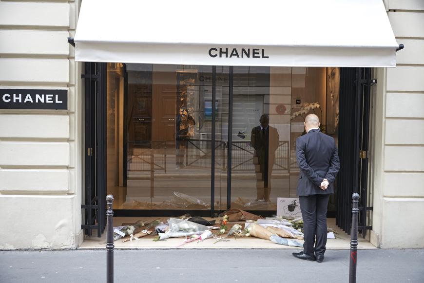 Immer wieder legen Menschen Blumen vor dem Chanel-Store in Paris ab, um