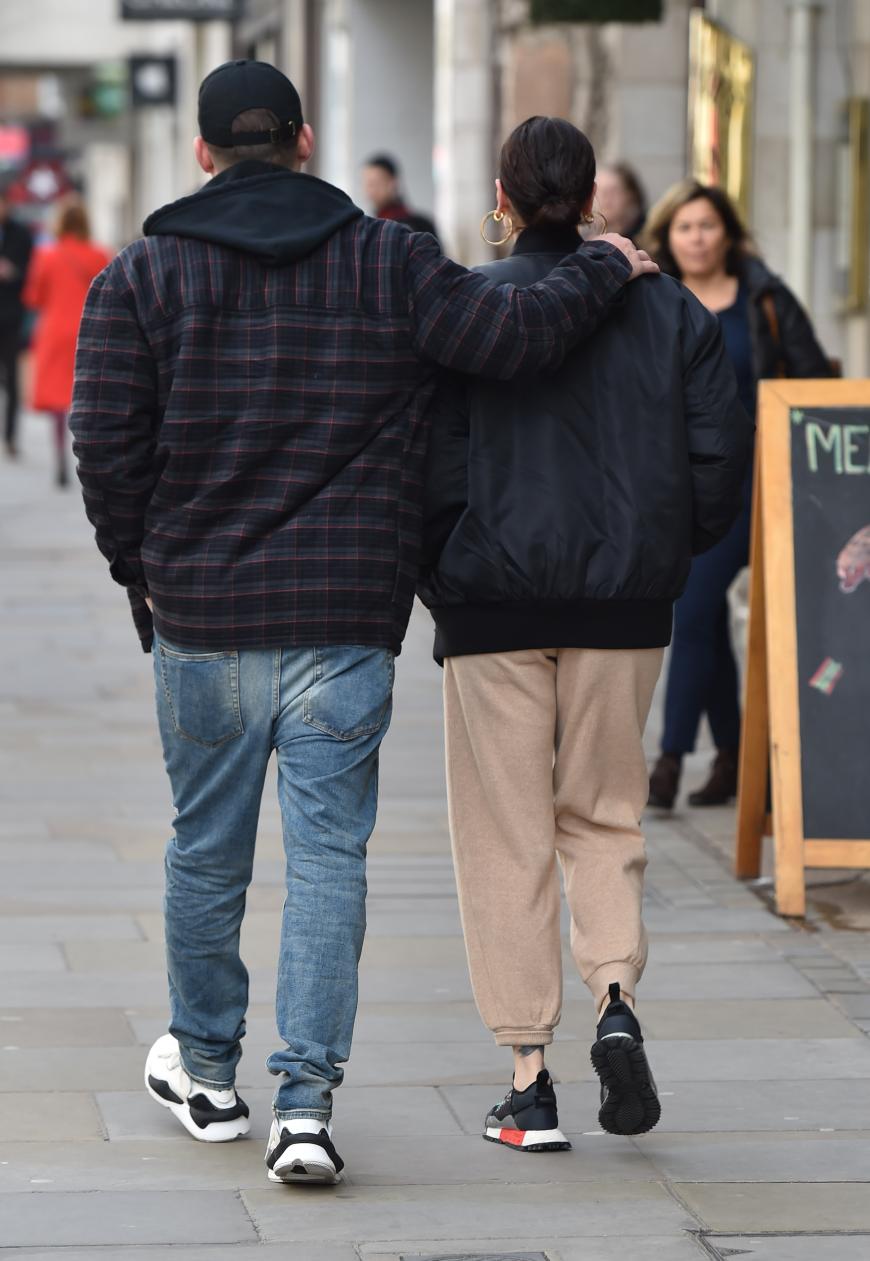 Die Lovebirds turtelten sich jetzt durch London: Händchen haltend tauschte das Paar immer wieder verliebte Blicke aus und der Schauspieler legte schließlich sogar den Arm um seine Liebste. Aww!