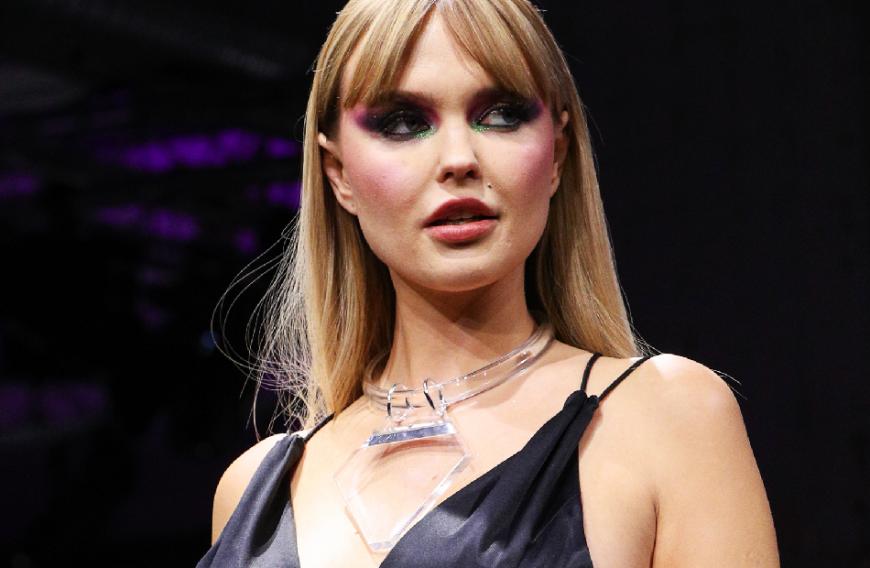 Model Bonnie Strange, die den Auftritt bewerten sollte, war gar nicht angetan von der Busenshow der 21-Jährigen.