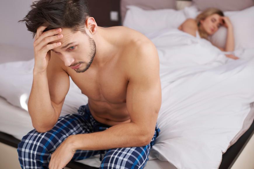 Frauen schlafen mehr als Männer.
Da ist tatsächlich etwas dran. Das Sleep Research Center der Lourborough Universität hat herausgefunden, dass das weibliche Gehirn viel vernetzter ist, als das der Männer. Da die komplexe Hirnaktivität müde macht, benötigen Frauen also auch eine höhere Regenerationszeit. Im Schnitt entspricht das 20 Minuten mehr Schlaf. Wenn du dich morgens, nachdem dein Freund bereits aufgestanden ist, also gerne noch einmal umdrehst, weißt du nun, woran das liegt.