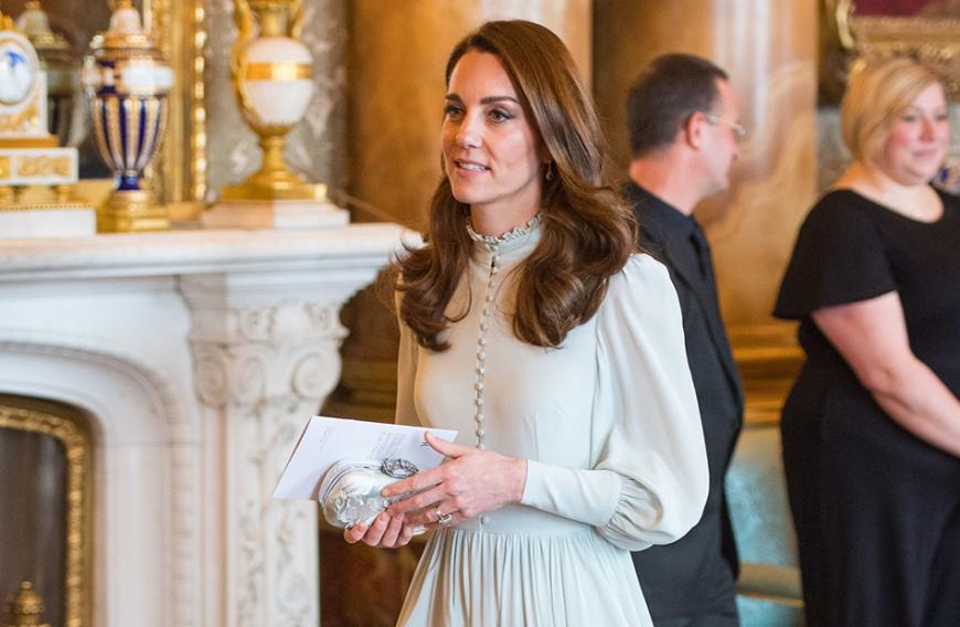 Die Mimik der Dreifachmutter wirkt erstarrt. Man sieht ihr an, wie unangenehm ihr der Termin mit Meghan ist.