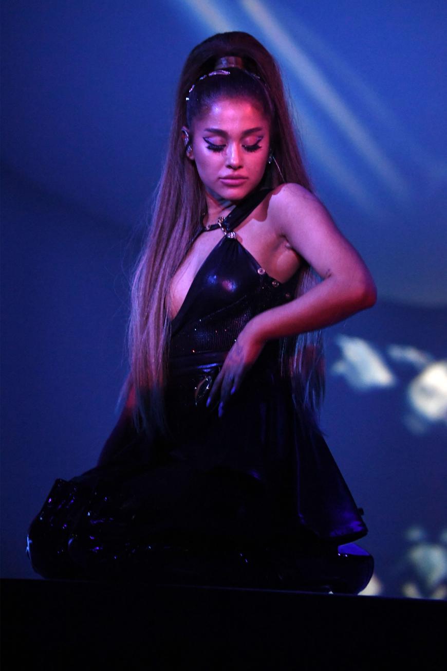 Ariana Grande ist aktuell auf Welttournee. Bevor ihre eigene Show losging, spielte sie ein Lied von Mac Miller.