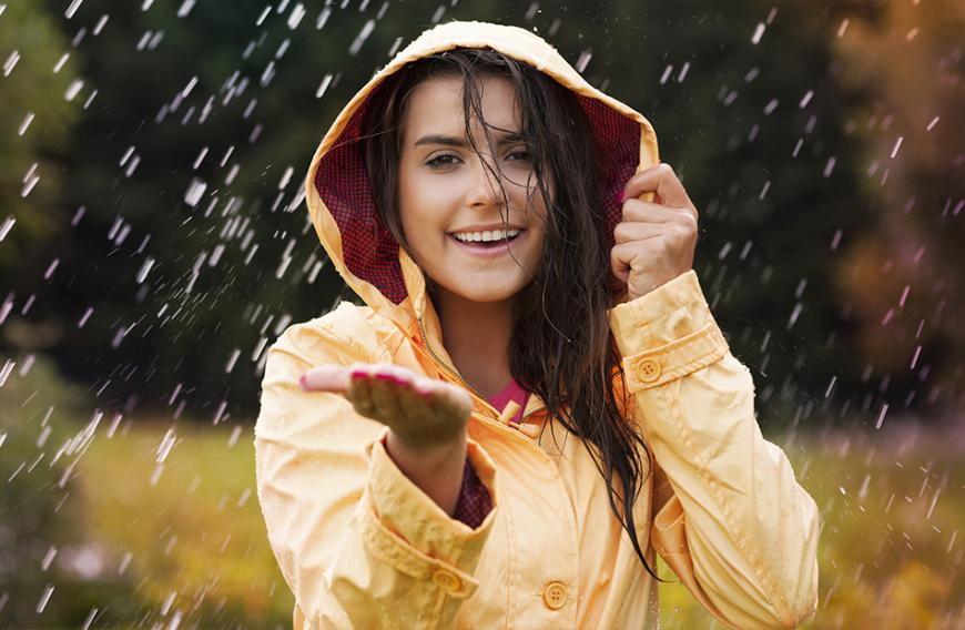 Damit du selbst im Regen eine gute Figur machst, gibt es ein paar coole, wetterfeste Styles ...