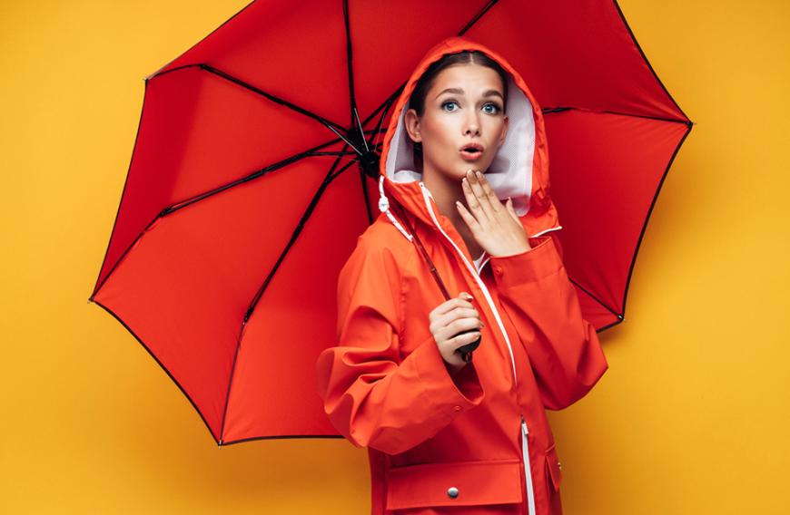 Neben farbenfrohen Regenjacken und kunterbunten Schirmen haben wir auch modische Gummistiefel entdeckt, die unseren heiß geliebten Chelsea Boots ähneln.