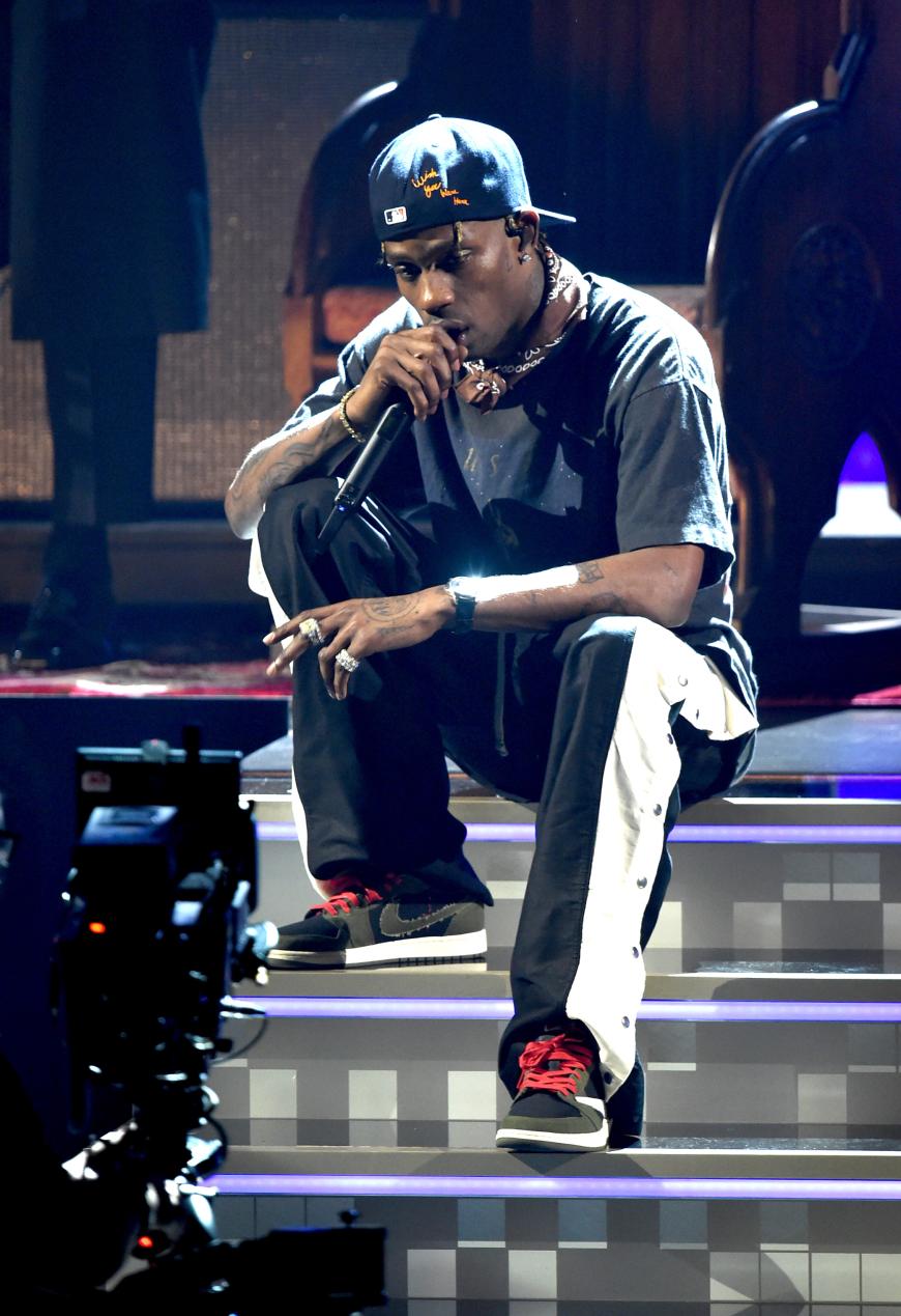 Rapper und Musiker Travis Scott, der gerade auf Tour in Amerika ist, ließ sogar ein Konzert ausfallen, um sich um die Krise zwischen ihm und seiner Geliebten Kylie zu kümmern. Sein Management legte dies allerdings anders aus: Der Sänger habe an diesem Abend aus gesundheitlichen Gründen nicht auf der Bühne gestanden.