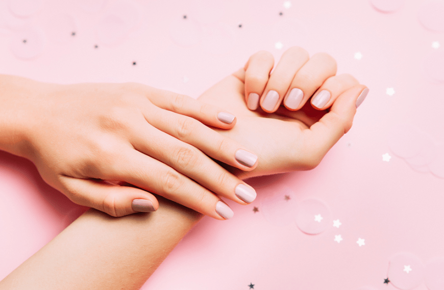 Ob Rosa, Pink, Beige oder Braun - Nude-Nagellack hat viele verschiedene Facetten. Aber nicht jeder Hauttyp kann alle Nuancen tragen.