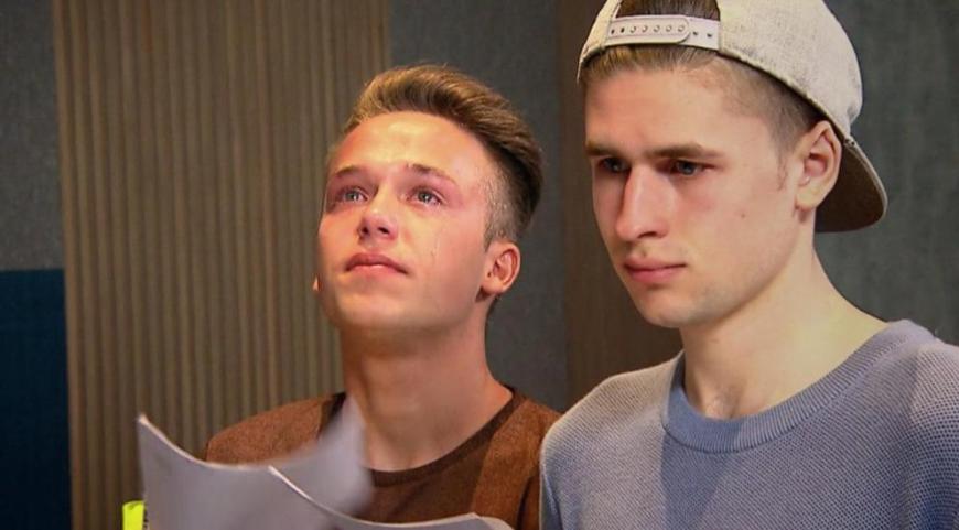 Bei dem Vocal-Coaching von Herbert Grönemeyers Hit „Der Weg“ brachen bei Jonas Weisser (l.) und Taylor Luc Jacobs alle Dämme.