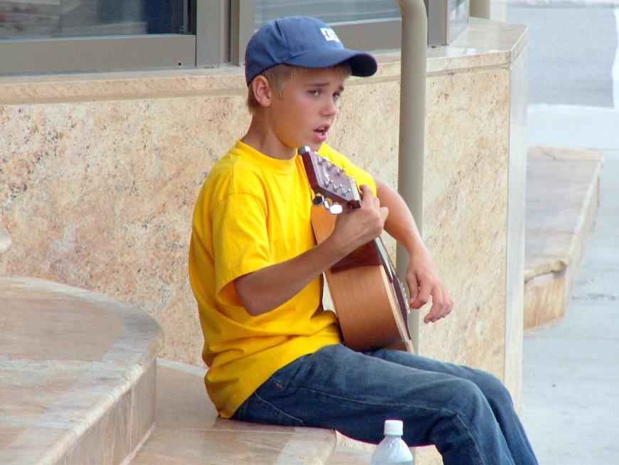 Justin Bieber steht seit seiner Kindheit im Rampenlicht. Der große Druck und das öffentliche Interesse wurden ihm jedoch zu viel. Der bekam Depressionen und nahm Medikamente gegen Panikattacken.