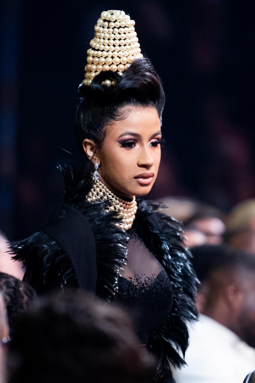 Nachdem Cardi B ein altes Instagram-Video um die Ohren fliegt, spricht sie offen über ihre Vergangenheit. Stolz ist sie auf diese nicht.