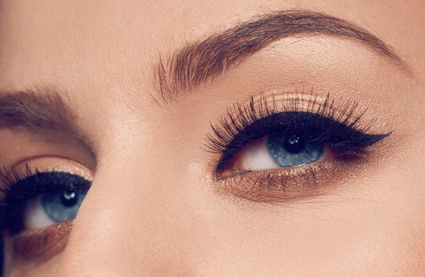 Mit einer wasserfesten Mascara gehören verschmierte Augen der Vergangenheit an und auch der Schwung bleibt den ganzen Tag oben.