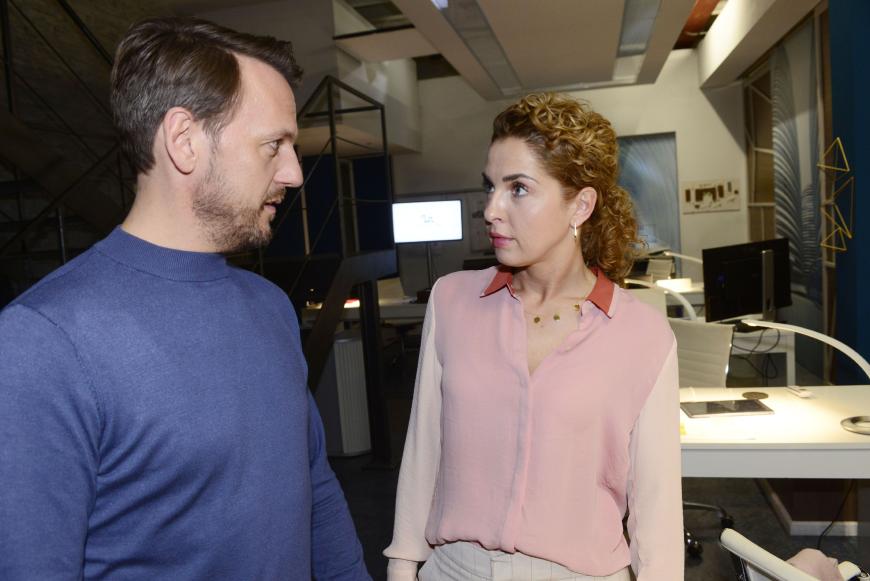 Brenda ist die Tochter des Star-Architekten Robert Klee (Nils Schulz), der gerade mit Nina, Luis Mutter, anbandelt.