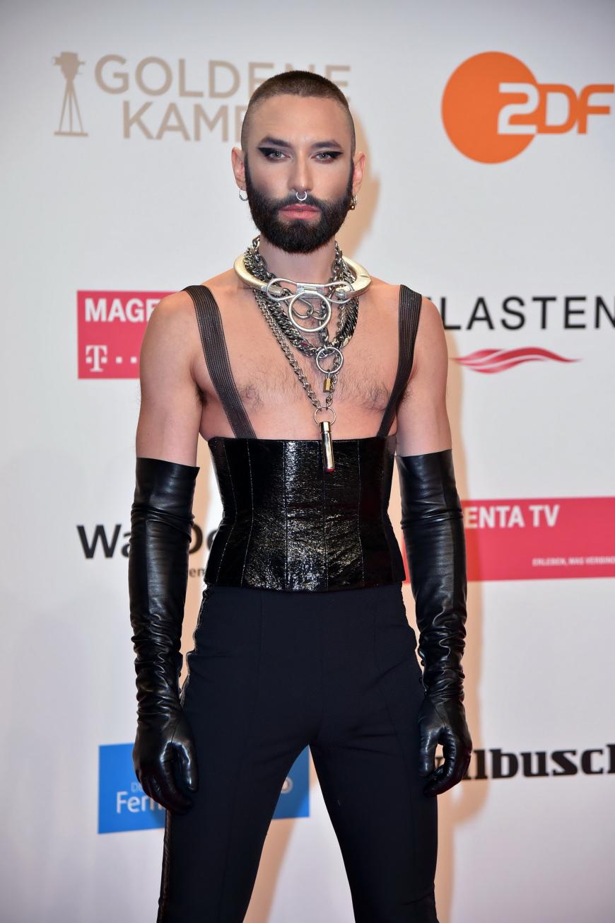 Conchita Wurst ist immer für eine Überraschung gut. Bei der Verleihung der „Goldenen Kamera“ erschien der Künstler im gewagten Fetisch-Look - und das auch noch halb nackt.