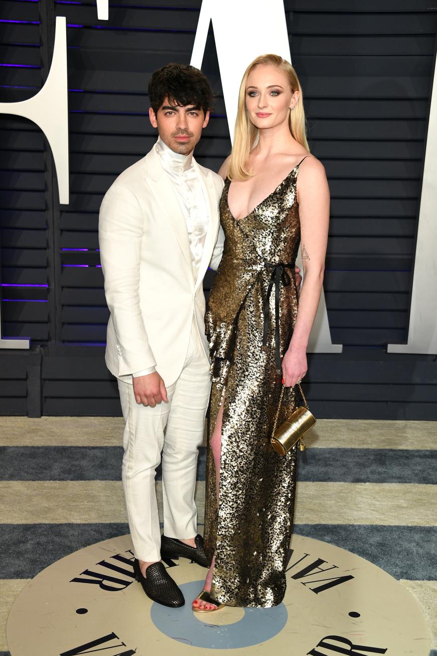 Die 1,75 Meter große Sophie Turner überragt ihren Verlobten, dennoch ist es eine Beziehung auf Augenhöhe...